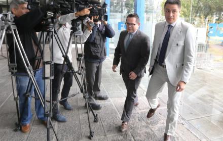 Edison Cadena y Édgar Molina, abogados de Pamela Martínez, llegaron a la Fiscalía.