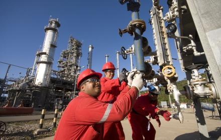 Lubricantes. El contrato incluye asesoría técnica y comercial. Los productos elaborados se comercializan con la marca propia de Petroecuador.