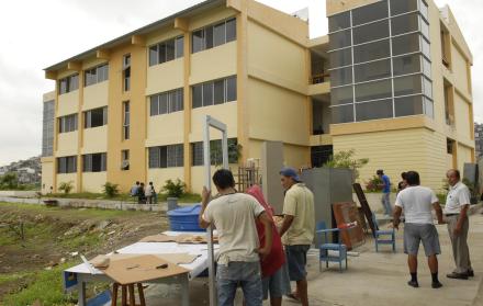 Imagen de la Facultad de Ciencias Naturales de la Universidad de Guayaquil, ubicada entre las avenidas de Las Aguas y Juan Tanca Marengo,