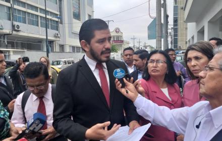 Este jueves, un grupo de abogados realizó un plantón. Fabricio Freire, a nombre de un grupo de colegas, denunció el desacato que ha cometido Salazar a una sentencia judicial. 