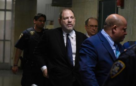 Weinstein, en la Corte de Nueva York, tras escuchar la noticia de la postergación del juicio.