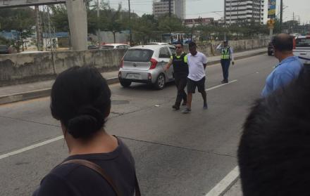 Autoridades de la Policía y la ATM cerraron un carril de la avenida del Bombero.