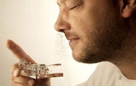 El chef Persoone probando su invento.