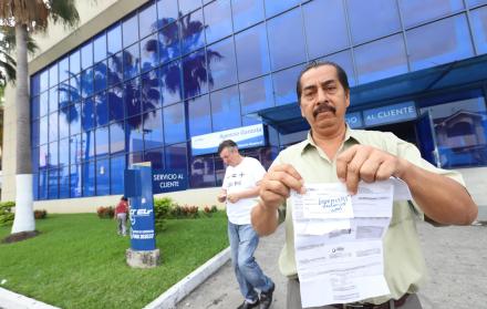 Reclamos de los usuarios de CNEL, en la Garzota por el incremento en sus planillas de consumo eléctrico, 28 de mayo del 2019.