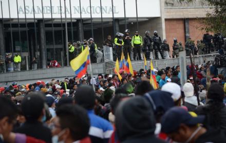 Vulnerabilidad. Ayer, otra vez, la sede legislativa fue objetivo de los manifestantes. Litardo busca dónde sesionar.