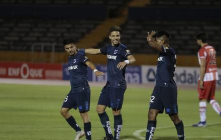 Jugadores de Universidad Católica celebran una anotación.