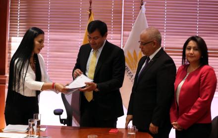 Acto. La presidenta del CNE, Diana Atamaint, entregó a César Litardo la propuesta de cambio a Ley Electoral.