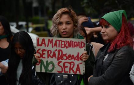 En Quito se realizaron manifestaciones en apoyo a la despenalización del aborto en casos de violación, luego de que la Asamblea no diera paso a la reforma legal el martes.