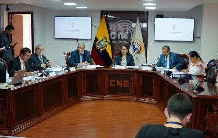 CNE reunido para realizar votaciones.