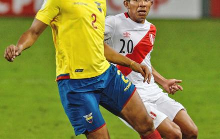 Imagen referencial. El defensa central Arturo Mina despeja el balón en el duelo contra un jugador peruano.