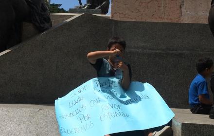 Juan Alberto, de 10 años, y Julian Sebastián, de 7, acompañaron a su padre en la protesta, este jueves 6 de junio. (Vicente Tagle / Expreso)
