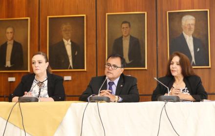 Lourdes Cuesta, Raúl Tello y Amapola Naranjo, integrantes de la Comisión Multipartidista.