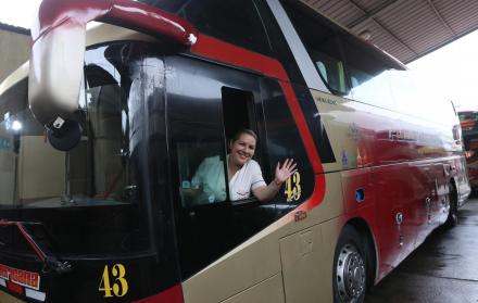 Referencial. Los buses que tengan todo en regla tendrán adherido al parabrisas la leyenda “Feriado Seguro”.
