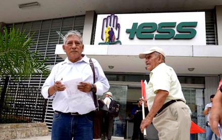 Imagen de archivo de afiliados y jubilados frente al edificio del Instituto Ecuatoriano de Seguridad Social (IESS).
