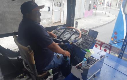 Carlos Tubar trabaja hace varios años en la línea de buses número 103.