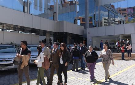 Explicación. La reunión entre la presidenta, Diana Atamaint, y los funcionarios cesados duró algo más de 30 minutos y no dejó a todos satisfechos.
