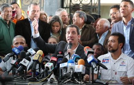 Guaidó se reúne con sindicatos y empleados públicos en Caracas.