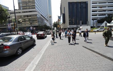 Temperatura. A diario, decenas de personas caminan por la 9 de Octubre bajo altas temperaturas, lo que hace difícil su transitar. 