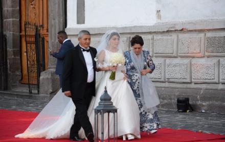 La novia en su paso por la alfombra roja. Lucía radiante.