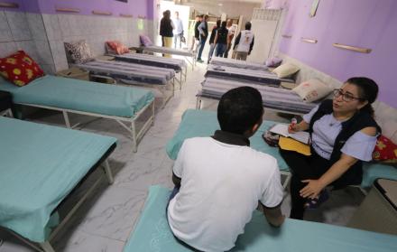 Evaluación. Además de la revisión a las instalaciones, un grupo de psicólogos conversaba con los pacientes para saber si estaban bien de salud.