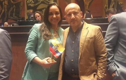Gabriela Rivadeneira junto a Luis Flores, su esposo.