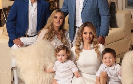 Samir (sentado), Antoine (de pie) y Michelle admiten que su mamá es el centro del hogar. Nickolas (izquierda) y Zaid (derecha) hallan refugio en los brazos de Fátima.