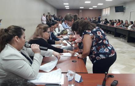 Los maestros firmaron la acción de personal que los acredita como docentes de la Universidad de Guayaquil (Martha Torres).