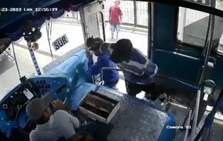 Los delincuentes fueron detenidos en la Vía Perimetral, “intentando nuevamente cometer otro acto delictivo a los transportistas del servicio urbano”, según el informe policial.  