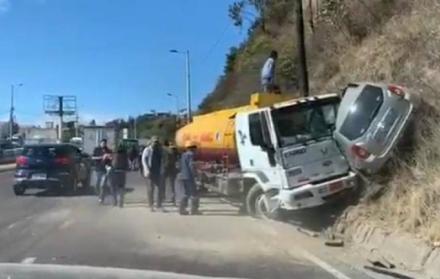 Captura de video. En el clip, difundido por redes sociales este viernes, se observa al conductor del tanquero huir del sitio tras el impacto.