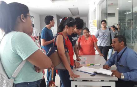 En el edificio Joaquín Gallegos Lara, la Senescyt ha instalado una oficina para informar sobre la prueba Ser Bachiller.