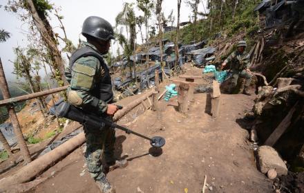 Referencial. Policías y militares desalojaron a cientos de personas que vivían de la minería ilegal.