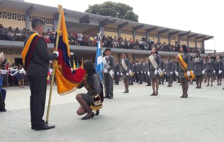 En esta fiesta cívica se proclamó a los abanderados y escoltas de la bandera nacional, de Guayaquil y del estandarte de la institución educativa.