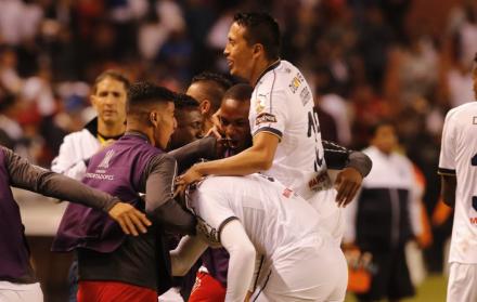 Los albos celebran el triunfo que les da paso a los octavos de final de la Copa Libertadores.
