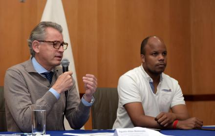 Anuncio. El secretario de la Senescyt. Agustín Albán (i), garantizó el normal funcionamiento de las universidades.