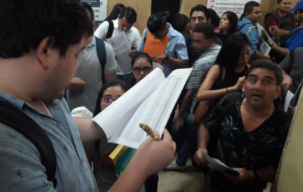 En la facultad de Ciencias Médicas se adaptaron varias aulas para atender a los estudiantes, quienes llegaron para recibir más información sobre el proceso.