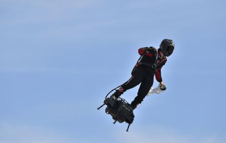 “Hombre volador” francés cruza Canal de la Marcha en aerodeslizador