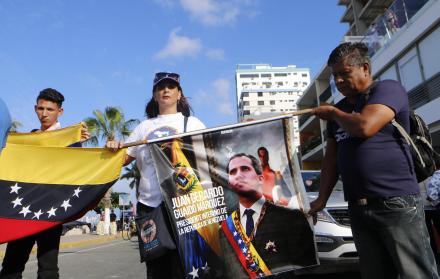 Venezolanos residentes en Ecuador se prepararon para la llegada de Guaidó.