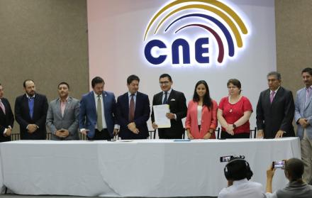 El director del movimiento Ahora, Michael Aulestia, sostiene los formularios.