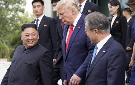 El presidente de Estados Unidos Donald Trump, el líder norcoreano Kim Jong Un y el presidente surcoreano Moon Jae-in se retiran después de una reunión en la zona desmilitarizada que separa a las dos Coreas, en Panmunjom, este 30 de junio de 2019. 