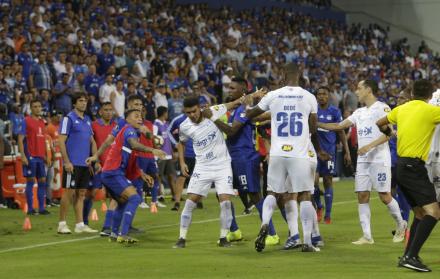 Alterados. Los jugadores de Emelec estaban ansiosos en los minutos finales del duelo ante Cruzeiro.