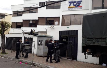 En las afueras de la institución hay personal de la policía para resguardar la seguridad.