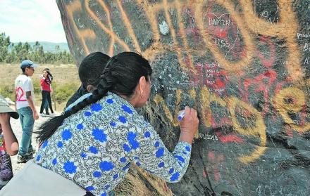Firmas. Los devotos de la Virgen de la Merced van en caravana hasta la piedra sagrada a colocar sus nombres para que sean protegidos por la patrona de la localidad.