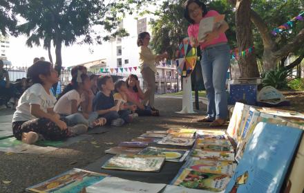 Rosa Elena Pogo, de la Casa de la Cultura, lee uno de los cuentos a los niños que se congregaron en el parque Centenario. La próxima cita será el 26 de septiembre, a las 16:00.