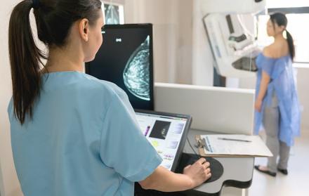 El cáncer de mama es una enfermedad que se diagnóstica en miles de mujeres cada año y que podría ser detectado en etapas muy tempranas con la realización de la mamografía.