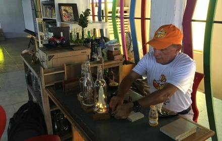 Trabajo. Fernando tiene una mesa de trabajo para realizar manualidades con madera y botellas recicladas.