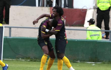 Christian Alemán celebra el primer tanto del partido junto a Fidel Martínez.