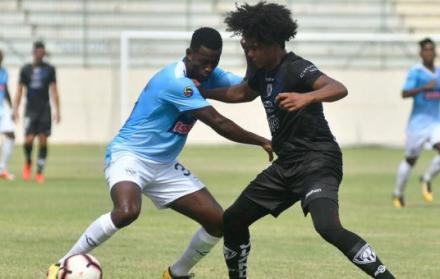 Josué Mauricio Quiñónez (der.), jugador de Independiente Jr., disputa el balón en un partido.