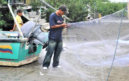 Comuneros de Jambelí tejen sus propias redes