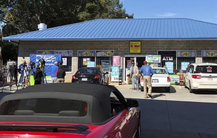 Local. La fachada del KC Mart donde hace cuatro meses se vendió el boleto, en Simpsonville, Carolina del Sur.