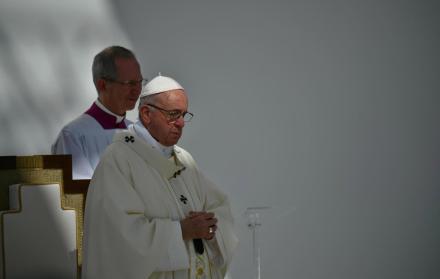 El papa Francisco durante una misa multitudinaria en Zayed, en Abu Dabi, este martes.